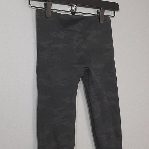 Spanx Black Camo Seamless Shaping Leggings - Picture 3 of 9